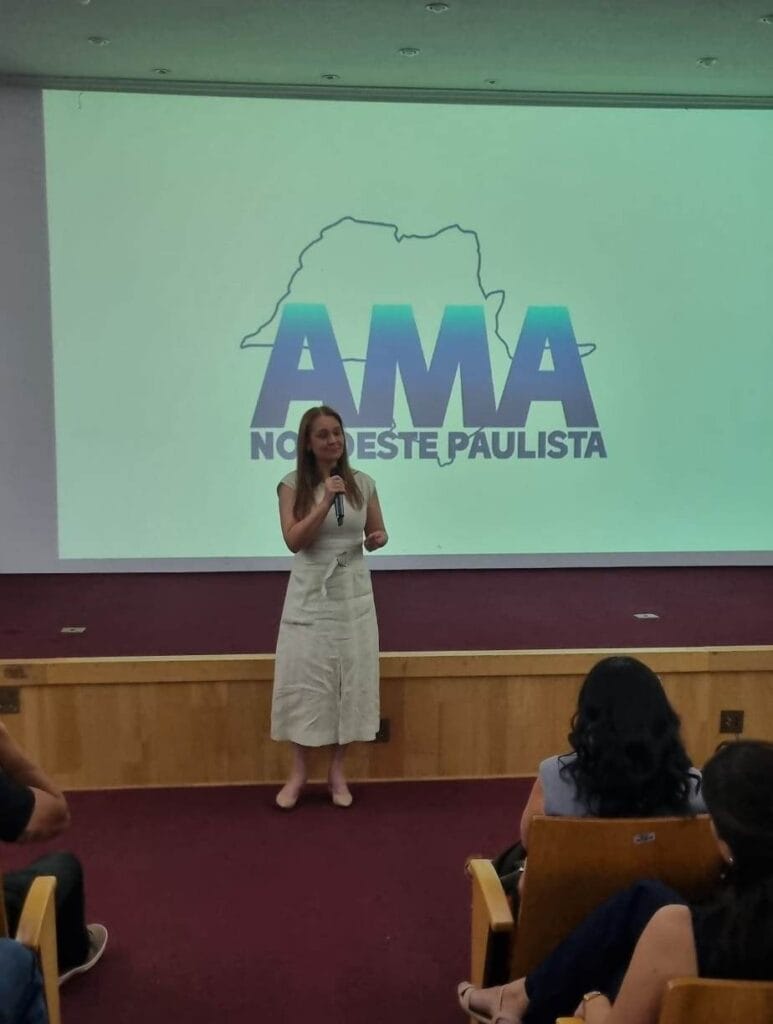 Encontro Jorge Lima (Secretário Estadual de Desenvolvimento Econômico) com prefeitos da AMA Foto3 Mireli falando