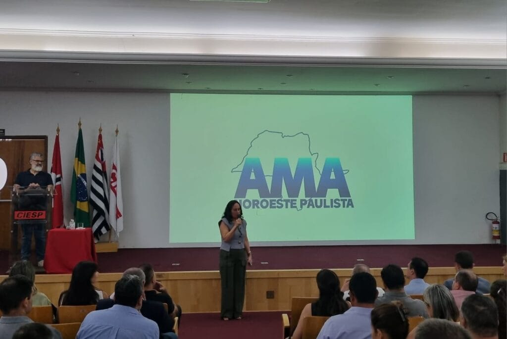 Encontro Jorge Lima (Secretário Estadual de Desenvolvimento Econômico) com prefeitos da AMA Foto4 Aldina falando