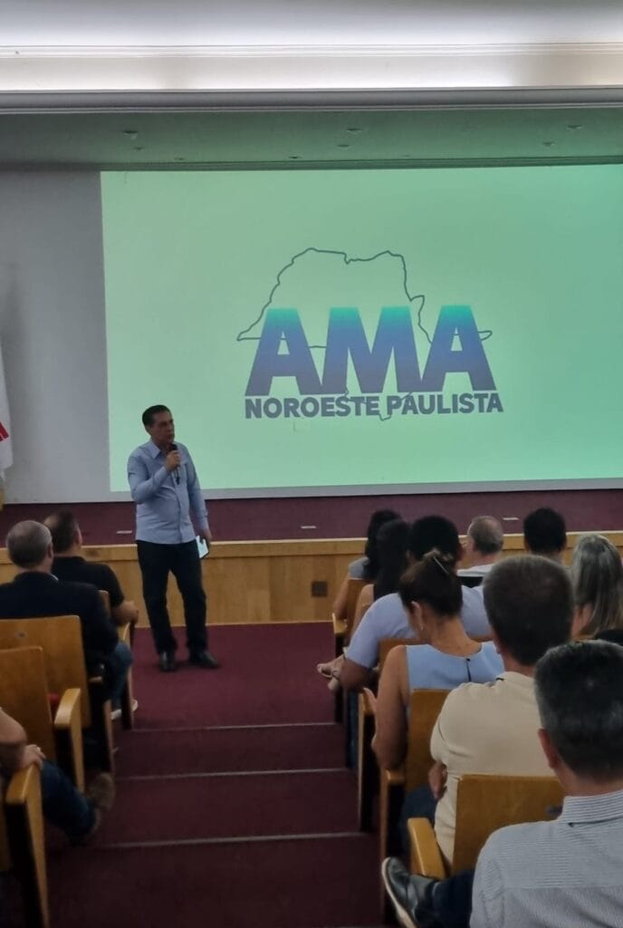 Encontro Jorge Lima (Secretário Estadual de Desenvolvimento Econômico) com prefeitos da AMA Foto6 Sebastiao Santos falando