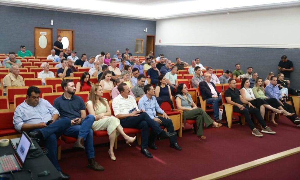 Encontro Jorge Lima (Secretário Estadual de Desenvolvimento Econômico) com prefeitos da AMA Foto8 Plateia