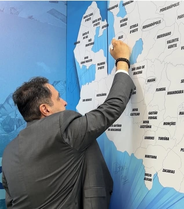 Foto9 Luis assinando mapa